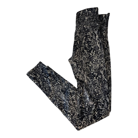 Spanx Faux Leather Snake Shine leggings in grey snake size Large Like New - Picture 7 of 10